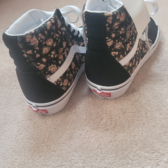 Ladies Sneakers - Picture 3 of 9